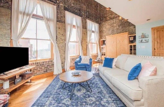 Lively Downtown Loft~Pet Friendly~2 Queen Beds