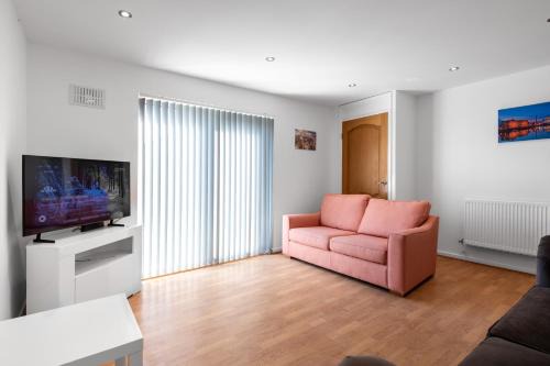 Liverpool 3-Bed House with Parking, Great Transport