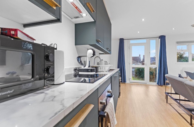 LiveStay - Modern Apartment on Acton Lane 2