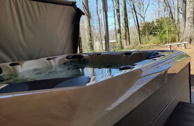 Living Easley Manor - With Amazing Hot Tub!