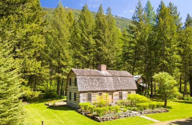 Living in the Past Log Home - Mins From Glacier!