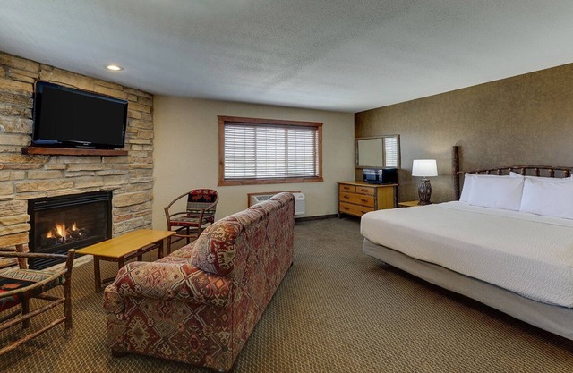 Living Room, Dry Bar, Fireplace, Theme Suite, Stoney Creek Galena