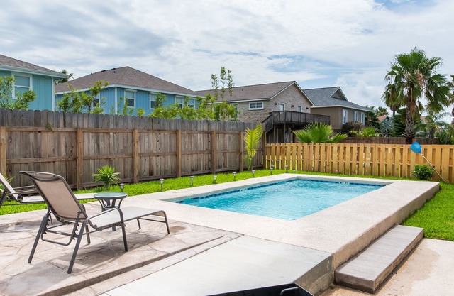 Living The Salty Life In Flip Flops: Open concept, private pool, close to Port A