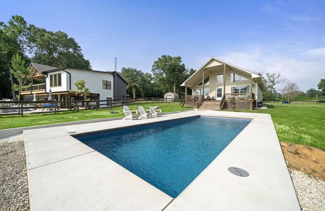 Livingston Landing: Pool, Games & Lake Views