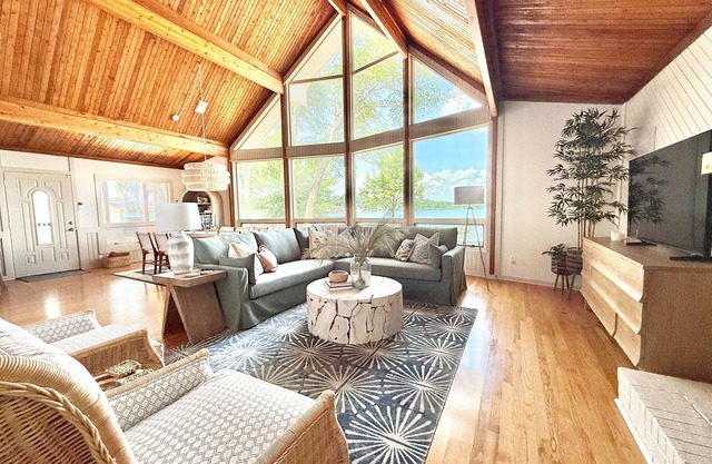 LKN Water Front w/ Dock – Swim, Boat, Relax!