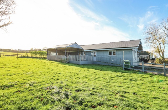 LLAINLWYD, pet friendly, character holiday cottage in New Quay