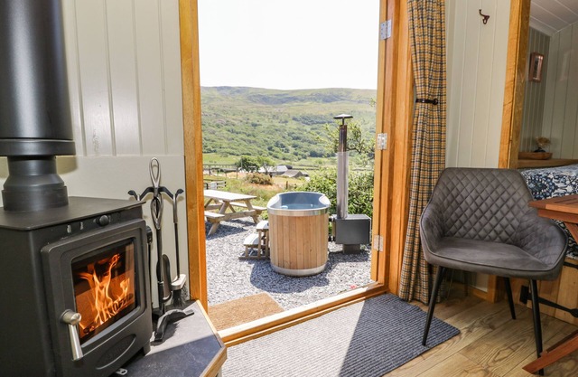 LLETHR - SHEPHERDS HUT, romantic, with hot tub in Llanbedr