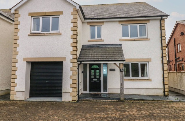 LLYGAD Y LLEUAD ( MOON), pet friendly, with a garden in Burry Port