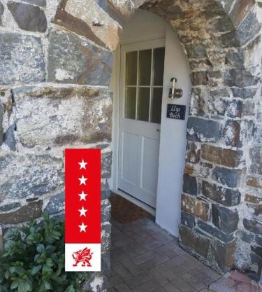 Llys Bach Apartment at Llys Aeron