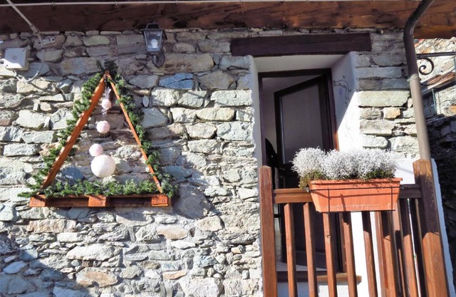 Lo Gnomo sotto al Glicine CIR Alloggio ad uso turistico VDA Chatillon N 0008 E N 0009
