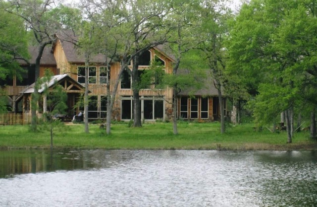 Loblolly Lake: Colorado Lodge se encuentra con el paraíso de la fiesta de Texas