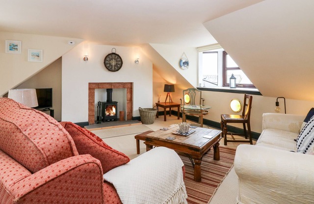 LOBSTER POT COTTAGE, pet friendly, with open fire in Gardenstown