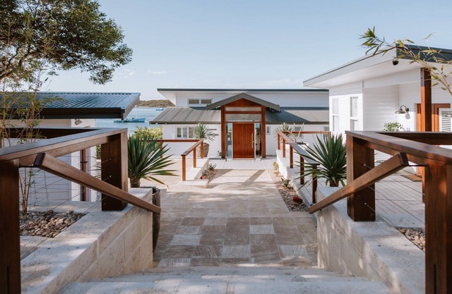 The luxurious Lobster Pot with studio offers the complete Coffin Bay Experience - View, Position and Jetty for fishing.