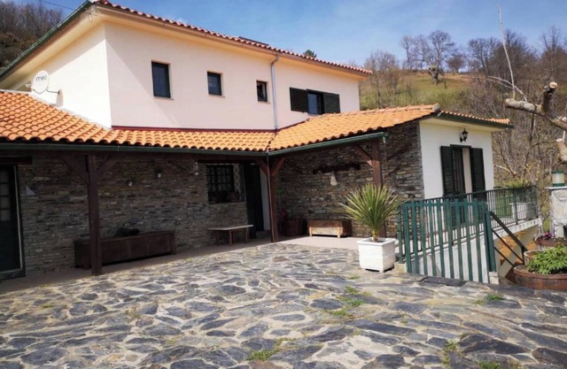 Local Accommodation Madre de Cima