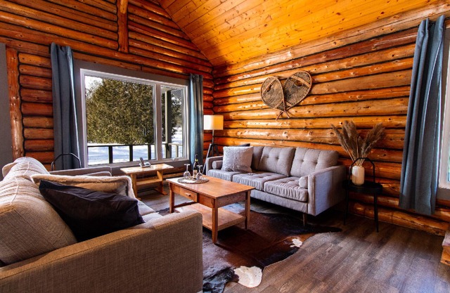Located 50 minutes from Quebec City, the 4th Road Cottage is bordered by the Ro