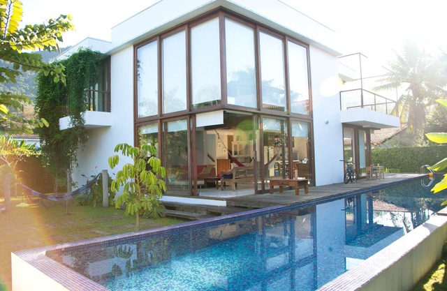 60m Situado en el mar. Piscina w / 20m racha. Techo alto, Sky TV - Wi-Fi