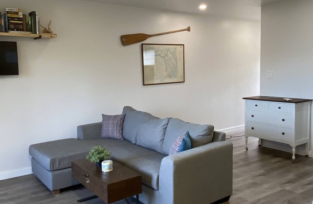 Located across from stunning Oyster Bay, 20 minutes to Mt Washington ski resort!