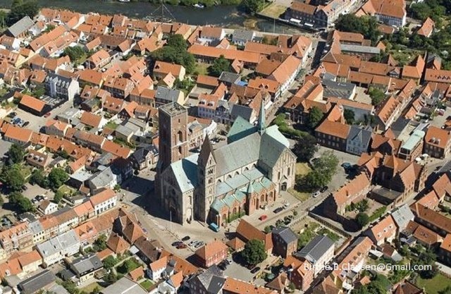 Situado centralmente en el corazón del casco antiguo de Ribe. No hay necesidad de conducir aquí.