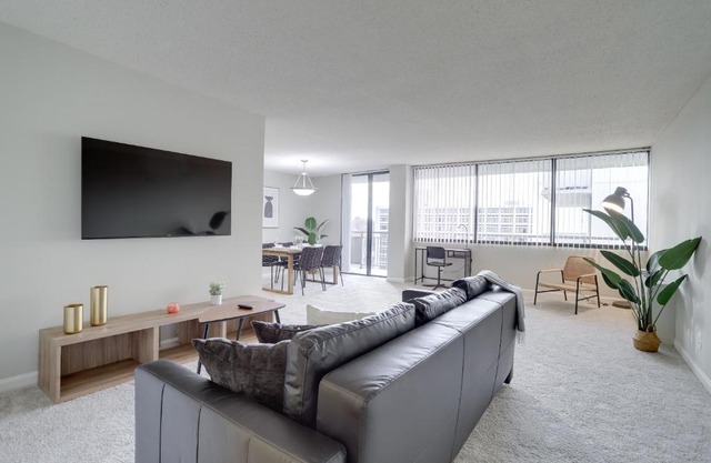 Located Crystal City Apt with Dazzling Amenities