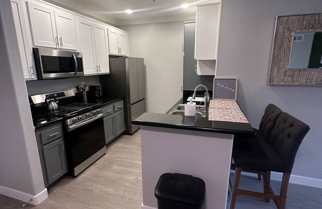 Located DTLA** 2BR Self Check in