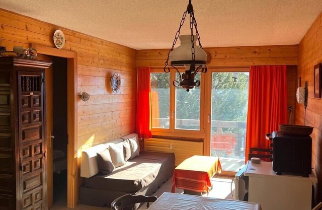 Located in the heart of Chandolin, one of Europe's highest villages, the apartment is ideal for 1 co