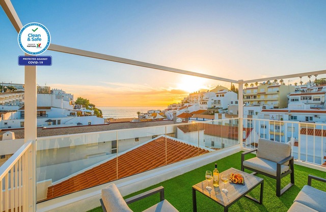 LOCATED IN THE HEART OF CARVOEIRO, RENOVATED, TERRACE WITH SEA VIEW AND WI-FI