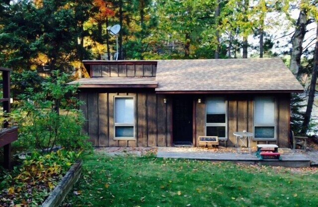 Ubicado en 100 pies de playa en 985 acres Lago Nebagamon, Wisconin