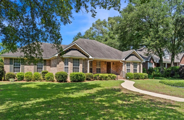 Located on Golf Course - Entire 3 Bed House with Screened in Patio