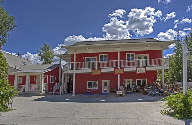 Ubicado en Main Street, ¡camina a todo en Midway! Se puede agregar otro dormitorio!