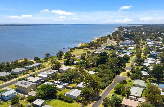 Located one street back from Lake Victoria 100m from the playground and shops