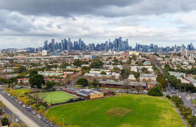408ASCOT · Located opposite Flemington Racecourse
