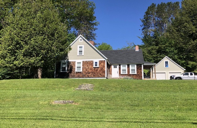 Located steps away to town park, hiking, popular & nationally recognized Main St