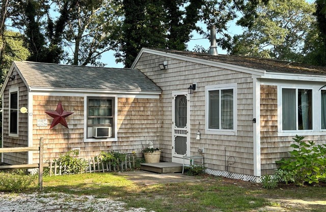 10 millas a Nantucket Sound, piscina, hermosos jardines, piscina, ideal para familias