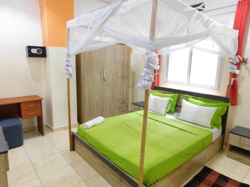 LOCATION Apparts Meublés à VILLA LOUIS batiment blanc 3 étages situé à proximité de la Pharmacie Henintsoa ! CLASS ! Le T2 à 25euros 50m2 Le T3 à 35euros 75m2 au Centre-Ville Diego-Suarez au Nord de Madagascar