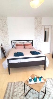 Location chambre spacieuse avec balcon et piscine