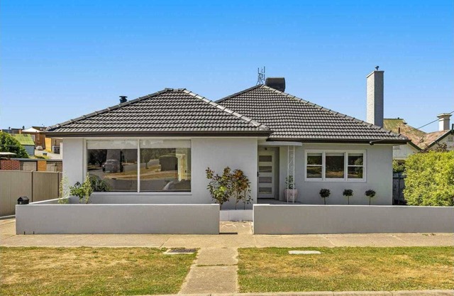 LOCATION - Enjoy this amazing 3 bedroom 2 lounge home while staying in Ararat!