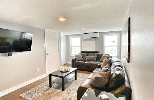 ¡UBICACIÓN! Histórico Olde Walkerville Gem 3BD / 2BA