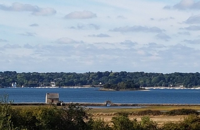 casa de madera con vista al mar