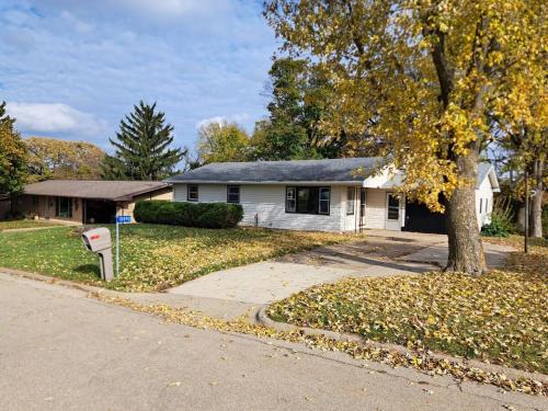 Location! Large Home, Country Views, Entertainment