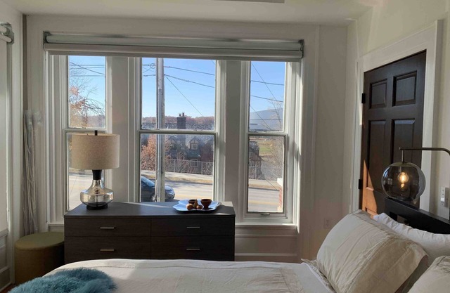 Location, location, and views! Cozy, yet spacious and well stocked.