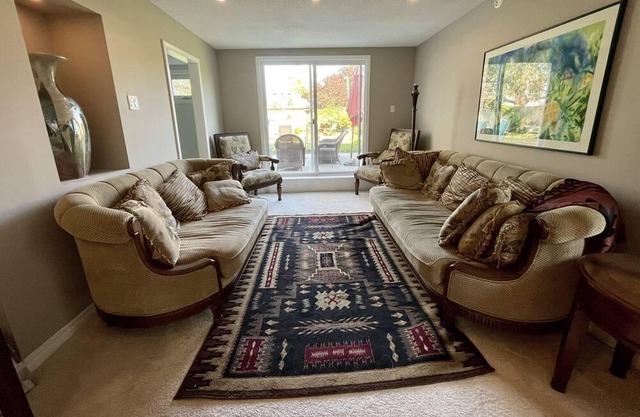Location! Location! Bright, modern and clean garden suite