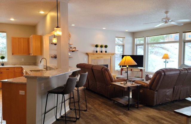 LOCATION LOCATION!! Golfers Paradise & ski in/out on the 18th green Cedar River