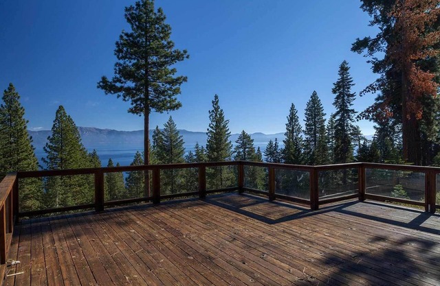 Ubicación, ubicación, ubicación ... con vistas panorámicas del lago Tahoe !!!