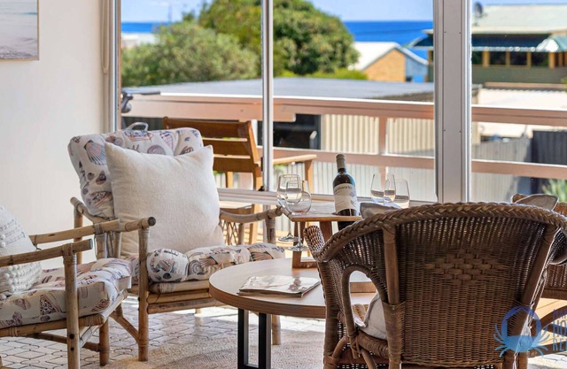 Location plus! Beachy 3 BR holiday home with views