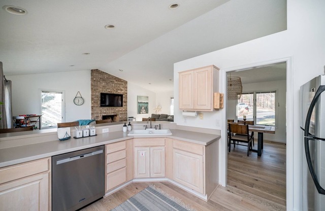 LOCATION! Restaurants, Shops! Waterfront Quiet, Golf Community Game Room Bunks