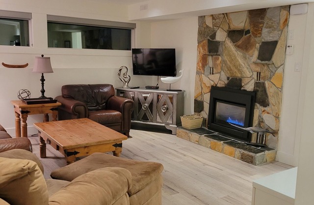 Semi Waterfront Beach Ave Lower 2 Bedroom Suite Entrada privada