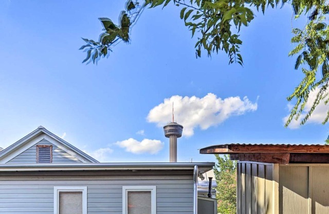 LOCATION!!Walk to Convention Center,Riverwalk,&Alamodome,Sleeps 4
