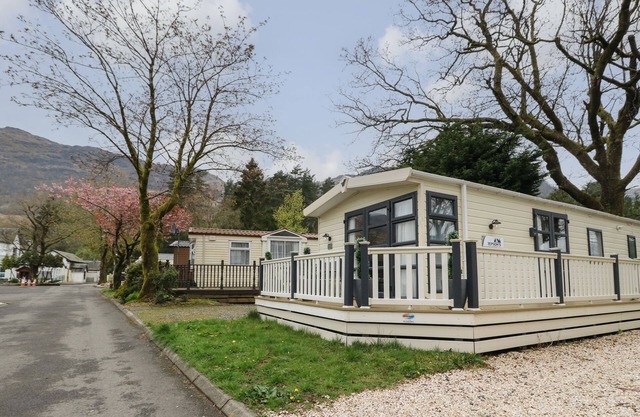 LOCH LOMOND HOLIDAY HOME, pet friendly, with a garden in Crianlarich