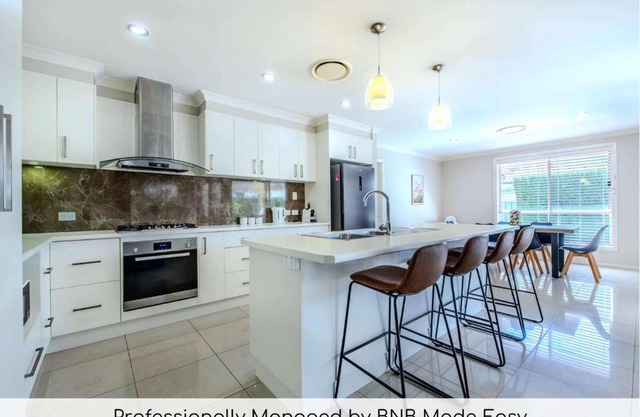 Loch Lomond - Spacious Living, Close to Zoo & Golf