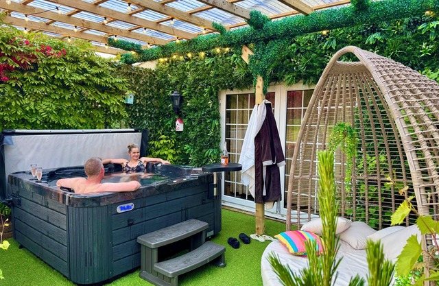 Loch Lomond Villa THE JUNGLE ROOM with a Private HOT TUB